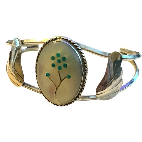 VINTAGE NATIVE AMERICAN ZUNI MOTHER OF PEARL SILVER BRACELET - Picture 1 of 4